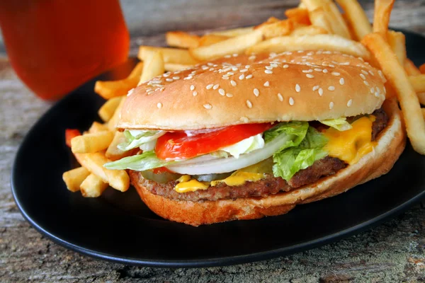 Гамбургер с сыром — стоковое фото