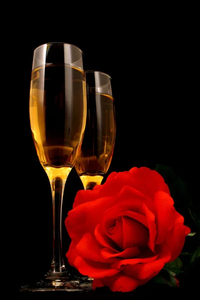 Şarap ve bir kırmızı gül — Stok fotoğraf