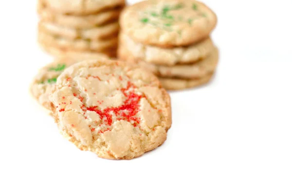 Cookies Cukru Czerwone Zielone Posypki Białym Tle Płytkie Dof Selektywne — Zdjęcie stockowe