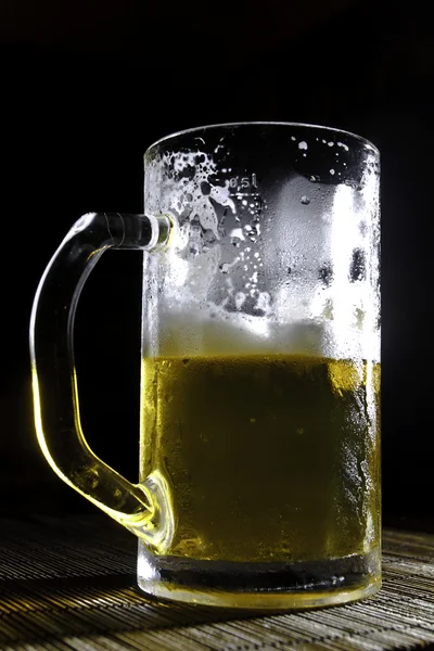Bicchiere semi vuoto di birra — Foto Stock
