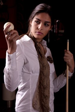 Kız bir snooker tablo