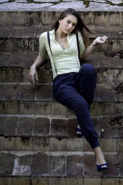 Beautiful woman poses on a fashion style — Stock Photo, Image