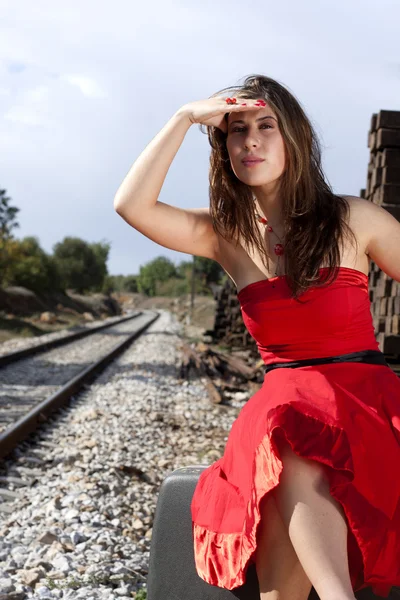 Vakker kvinne med rød kjole – stockfoto