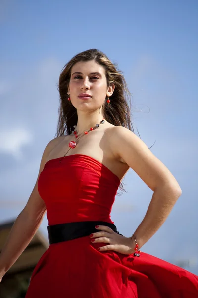 Vacker kvinna med röd klänning — Stockfoto