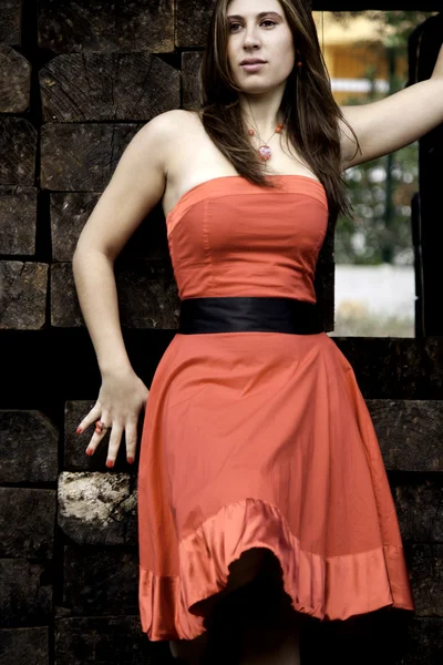 Mooie vrouw met rode jurk — Stockfoto
