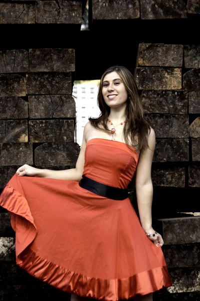 Mooie vrouw met rode jurk — Stockfoto