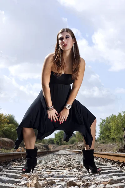 Красивая женщина в черном платье — стоковое фото