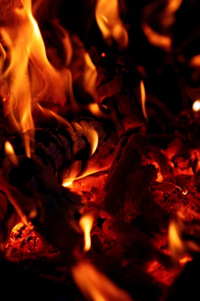 Brillante carbón y fuego — Foto de Stock