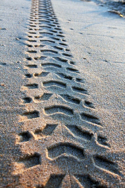 Marcas de pneus na areia — Fotografia de Stock