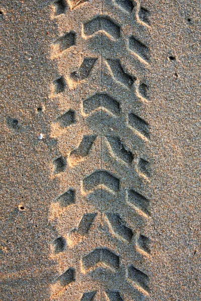 Traces de pneus sur le sable — Photo