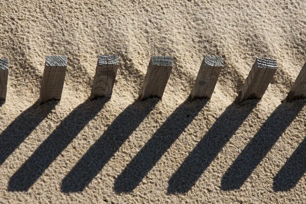 Płot na piasku — Zdjęcie stockowe