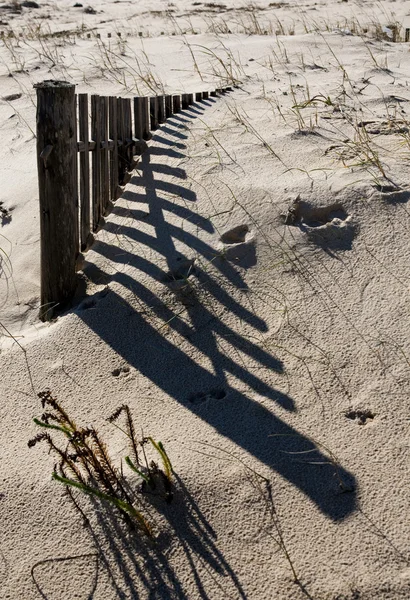Забор на песке — стоковое фото