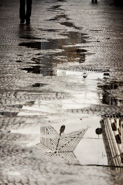 Reflexión sobre el agua en la calle — Foto de Stock