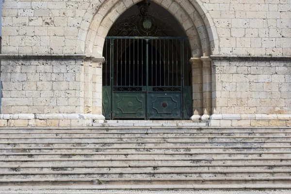 Gamla entrén till kyrkan — Stockfoto