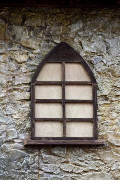 Старое средневековое окно — стоковое фото
