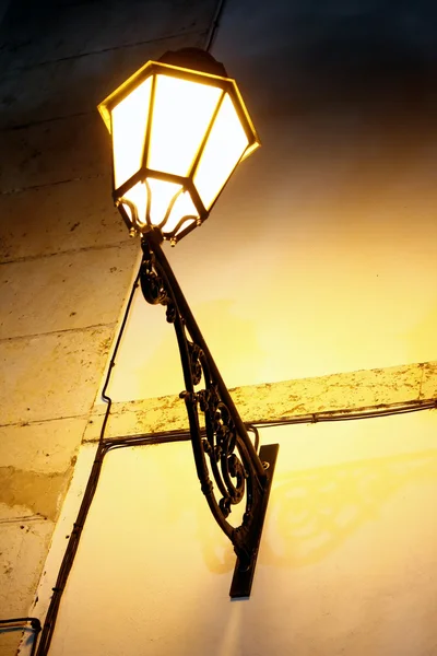 Straatlamp op muur — Stockfoto