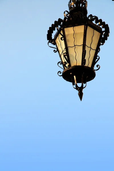 Винтажный уличный фонарь — стоковое фото