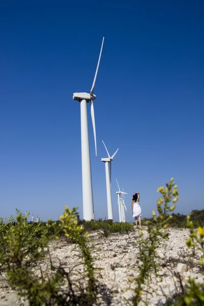 Menina e o moinho de vento — Fotografia de Stock