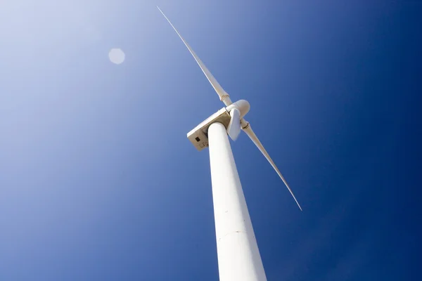 Moinho de vento gerador de energia — Fotografia de Stock
