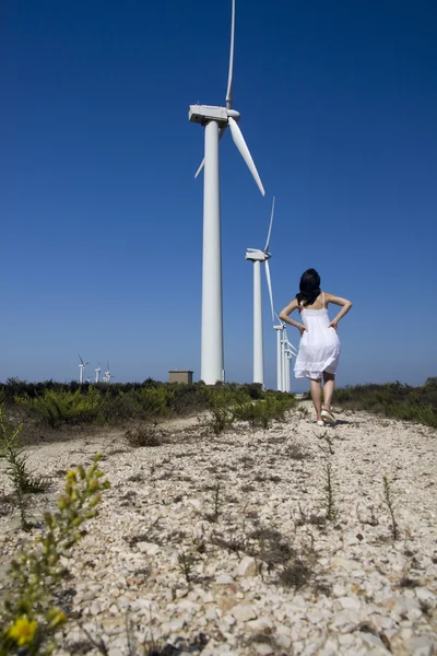 Chica y el molino de viento — Foto de Stock