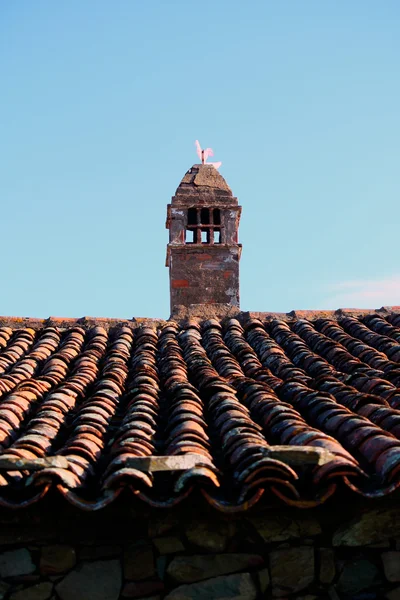 Крыша и дымоход — стоковое фото