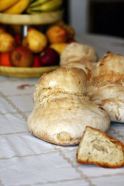 Verschillende broodjes en schaal met fruit — Stockfoto