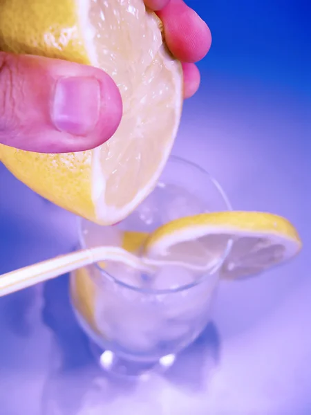 Squeeze lemon — Stock Photo, Image