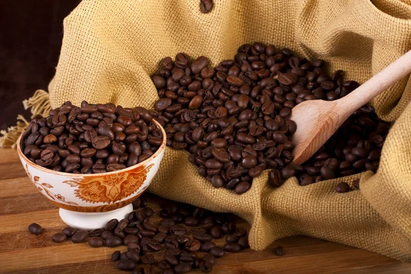 Квасоля кави на мисці — стокове фото