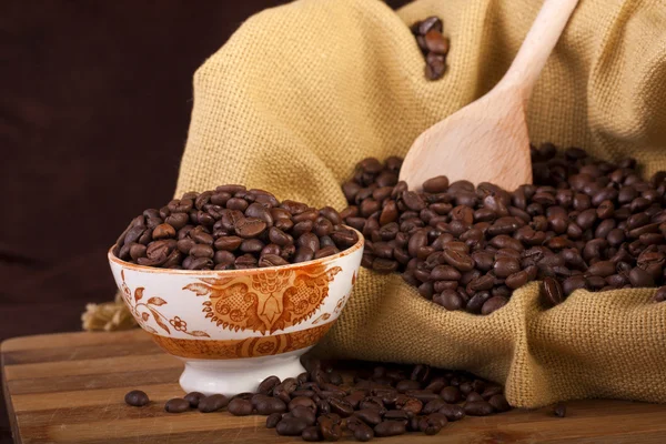 Квасоля кави на мисці — стокове фото