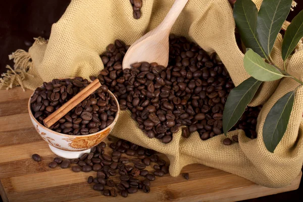 Bonen van de koffie op een bowl — Stockfoto