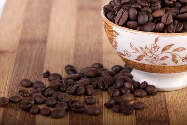 Bönor kaffe på en skål — Stockfoto