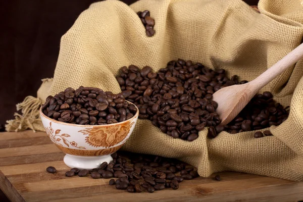Bönor kaffe på en skål — Stockfoto