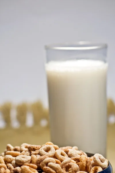 Немного молока и злаков — стоковое фото