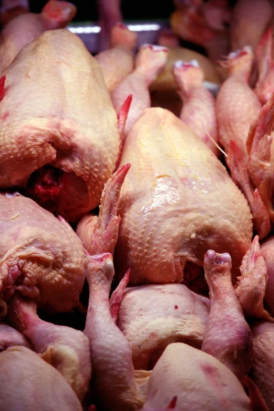 Pile de poulets sur le boucher — Photo