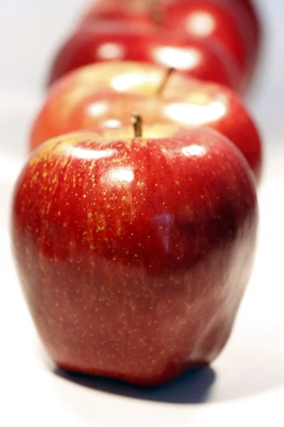 Jablka na řadě — Stock fotografie