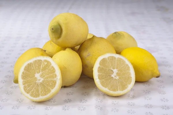 Желтые лимоны — стоковое фото