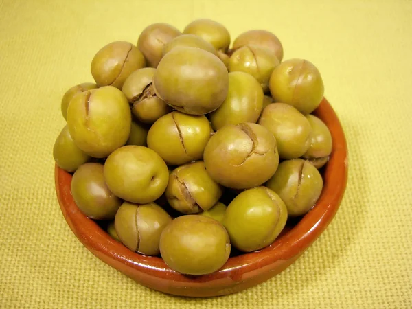 Grüne Oliven auf Tonteller — Stockfoto
