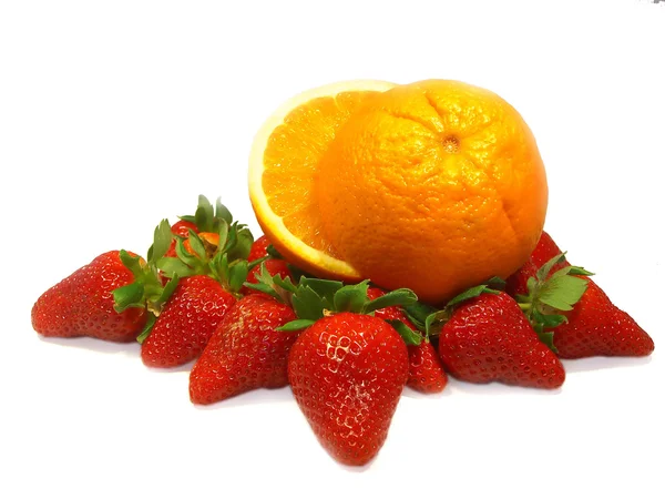 Оранжевая нарезка и клубника — стоковое фото