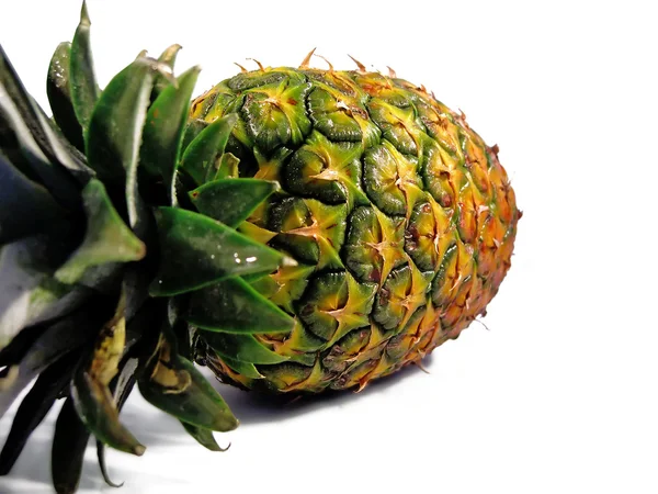 Горизонтальный ананас — стоковое фото