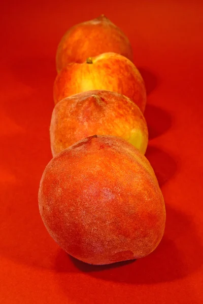 Row of peaches — Stock Photo, Image