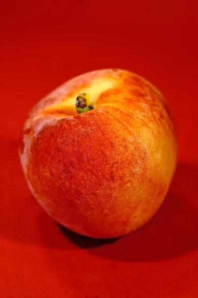 One red peach — Stock Photo, Image