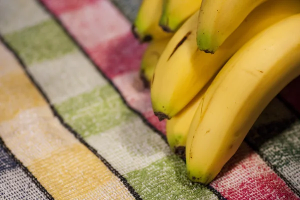 Plátanos sobre la mesa — Foto de Stock