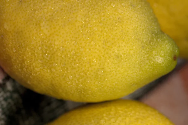 Капли на лимоне — стоковое фото