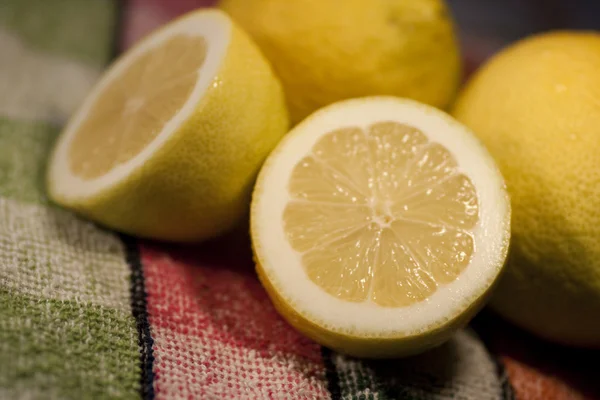 放桌上的柠檬 — 图库照片