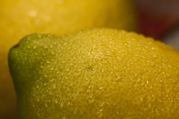 Tröpfchen auf der Zitrone — Stockfoto