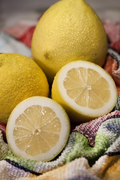 Лимоны на столе — стоковое фото