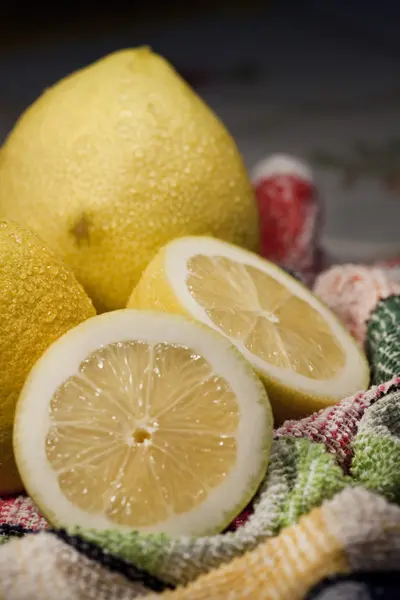 Sliced lemons — 图库照片