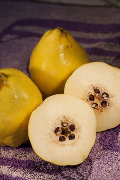 Frutti di mela cotogna — Foto Stock