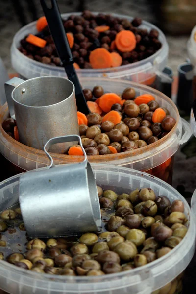 Контейнеры с оливками — стоковое фото