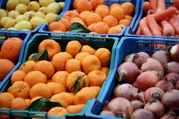 Venku trhu s ovocem a zeleninou — Stock fotografie